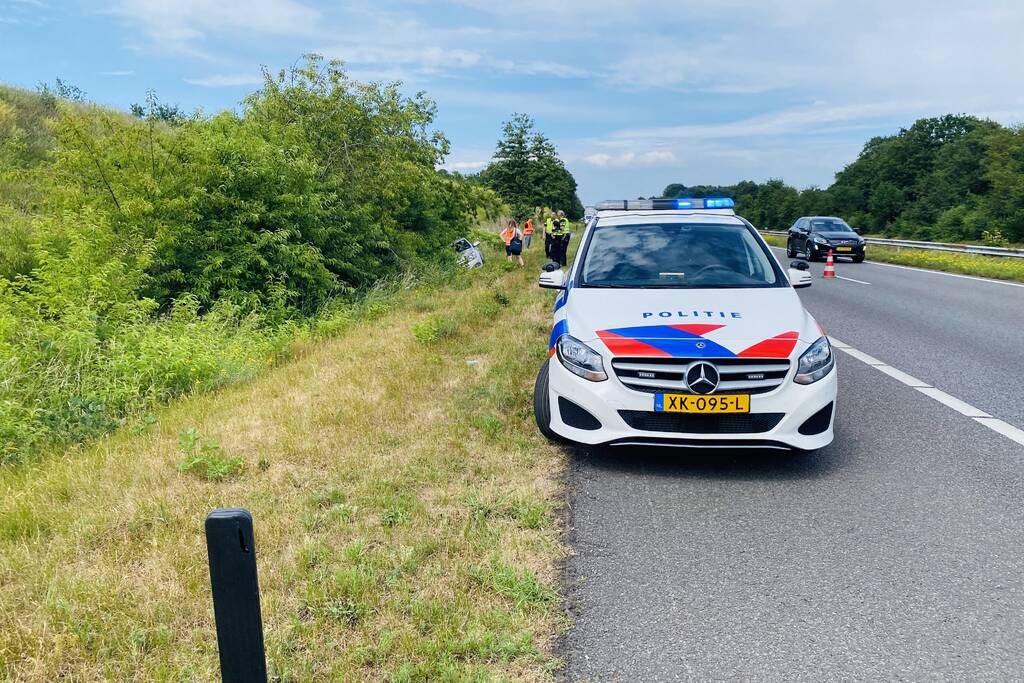 Auto raakt van de weg