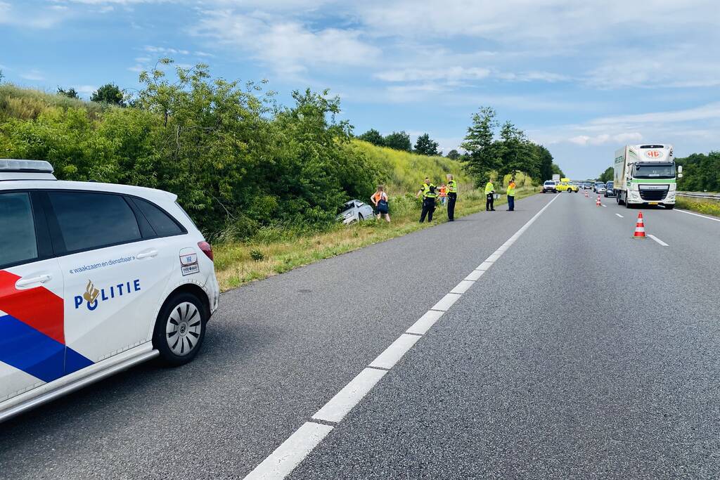 Auto raakt van de weg
