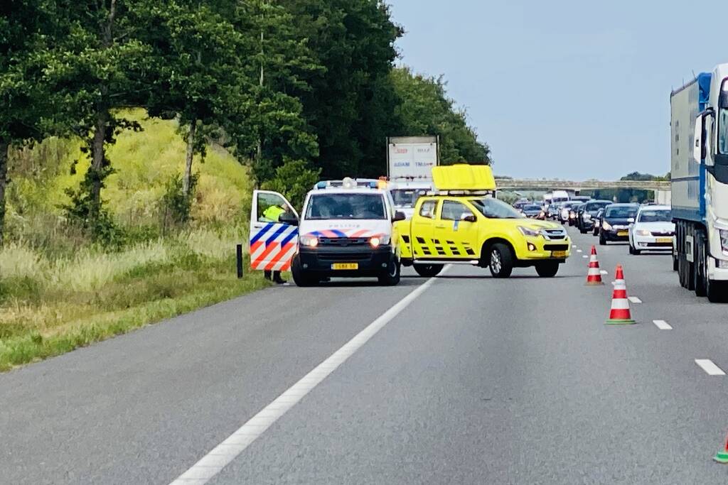Auto raakt van de weg