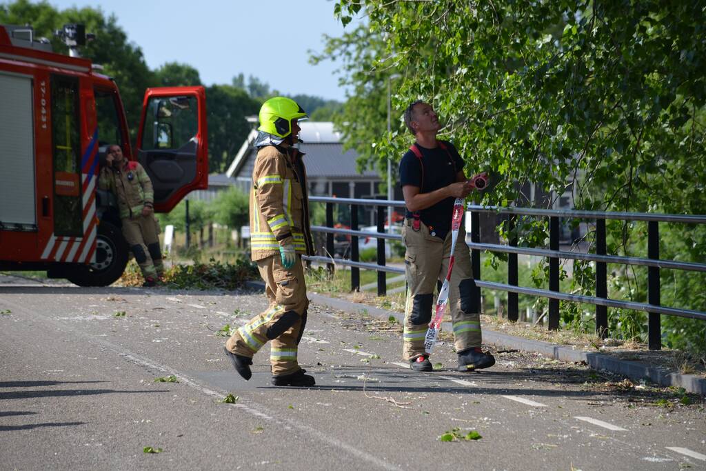 Gevaarlijke loshangende tak verwijderd door brandweer