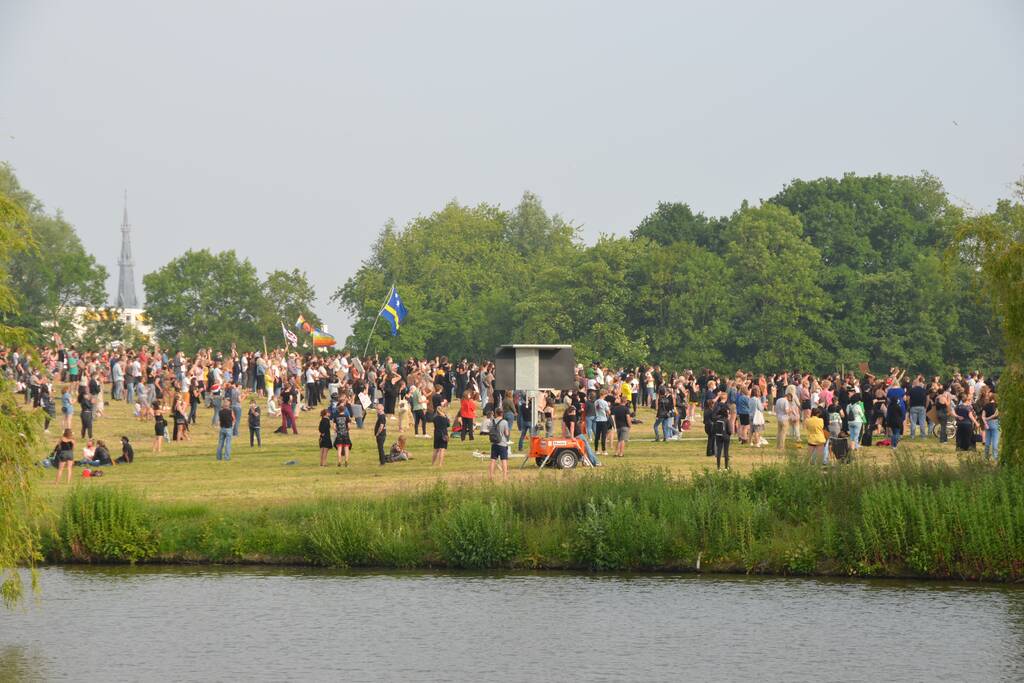 Ingangen afgesloten en aanhouding bij demonstratie Black Lives Matters op De Bult