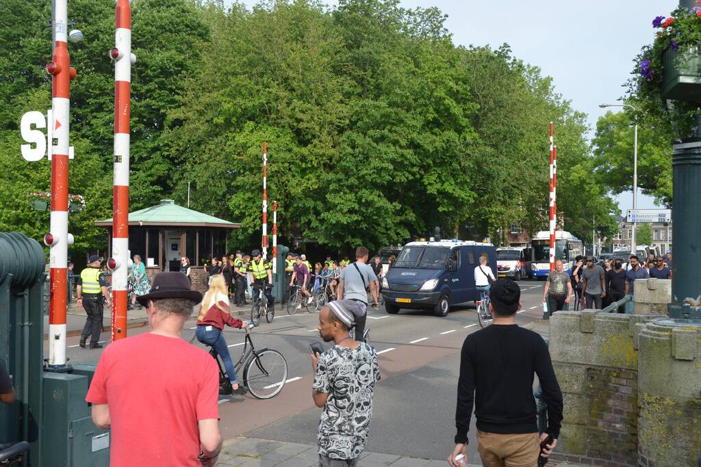 Ingangen afgesloten en aanhouding bij demonstratie Black Lives Matters op De Bult
