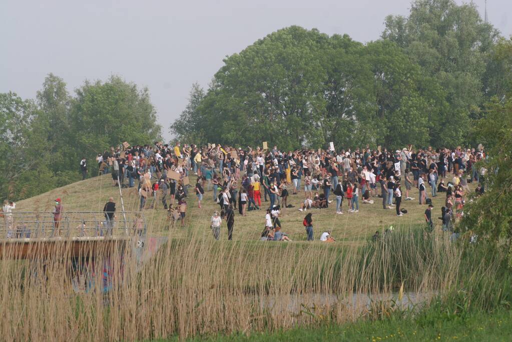 Ingangen afgesloten en aanhouding bij demonstratie Black Lives Matters op De Bult