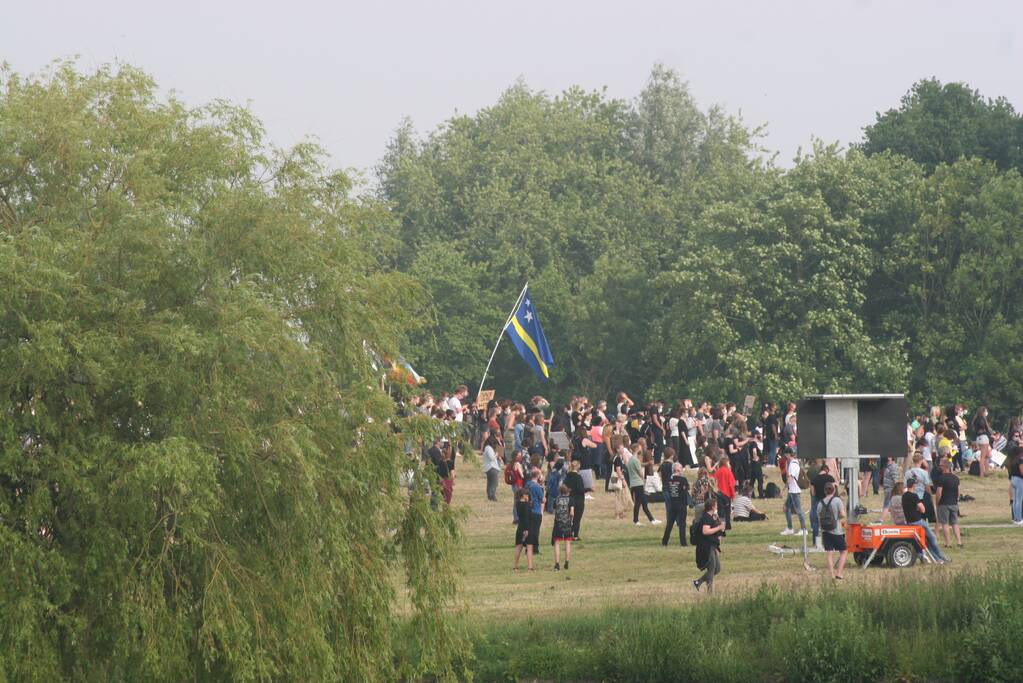 Ingangen afgesloten en aanhouding bij demonstratie Black Lives Matters op De Bult