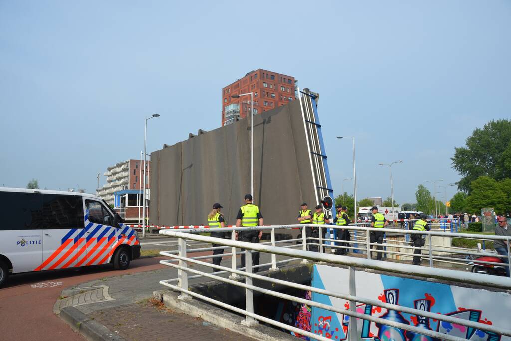 Ingangen afgesloten en aanhouding bij demonstratie Black Lives Matters op De Bult