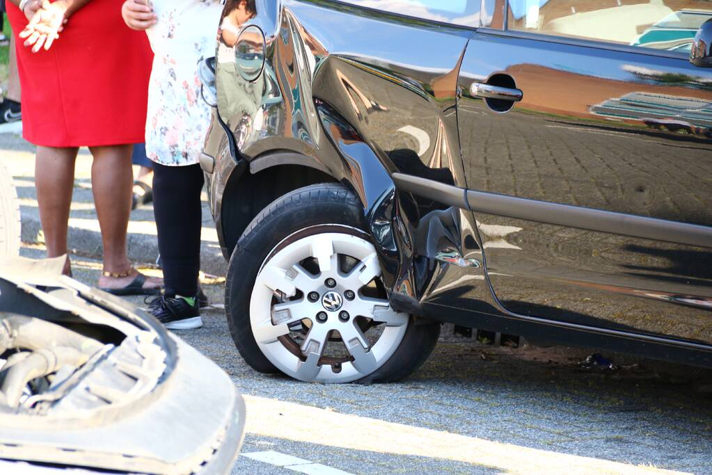 Auto op zijn kop na aanrijding met geparkeerde auto