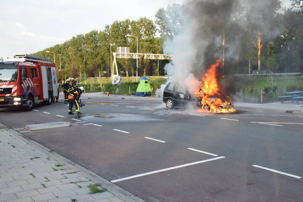 Auto brandt volledig uit op parkeerplaats langs snelweg