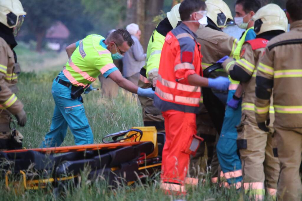 Bestuurder bekneld bij botsing tegen boom