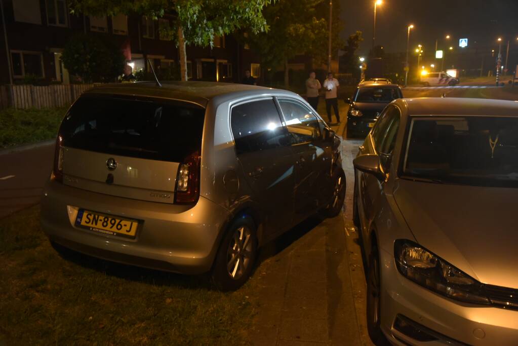 Vrouw verliest macht over het stuur en botst op meerdere geparkeerde auto's