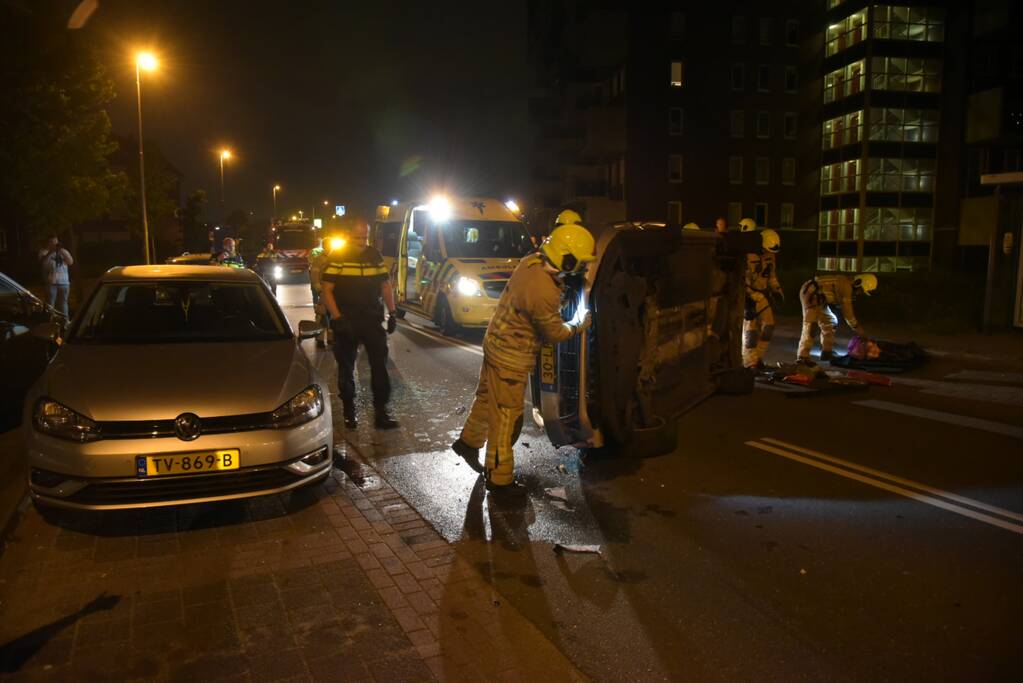 Vrouw verliest macht over het stuur en botst op meerdere geparkeerde auto's