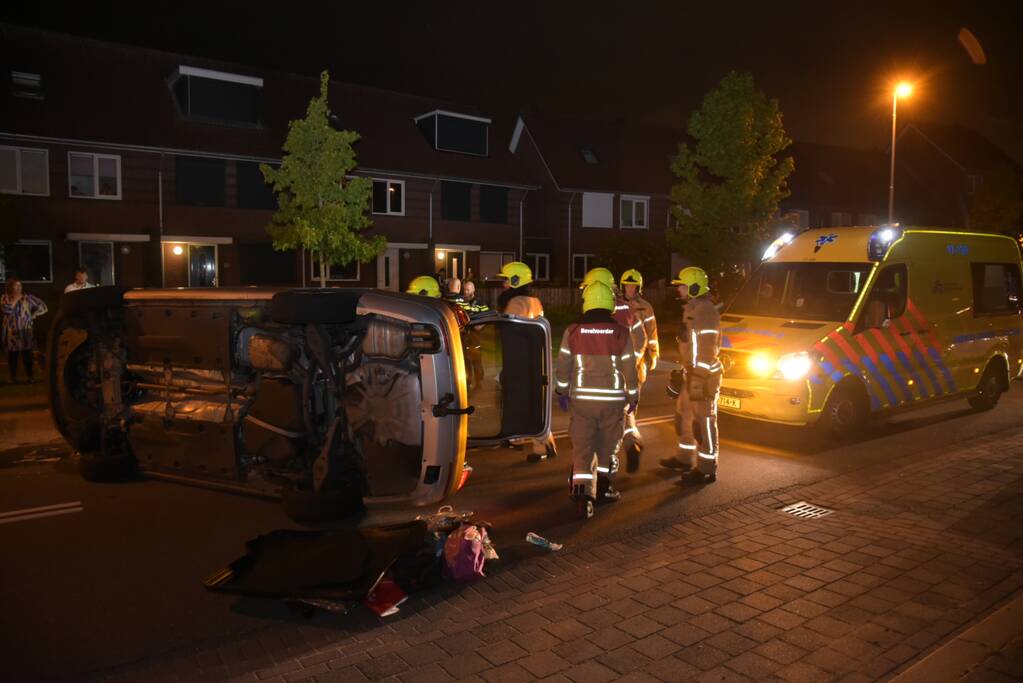 Vrouw verliest macht over het stuur en botst op meerdere geparkeerde auto's