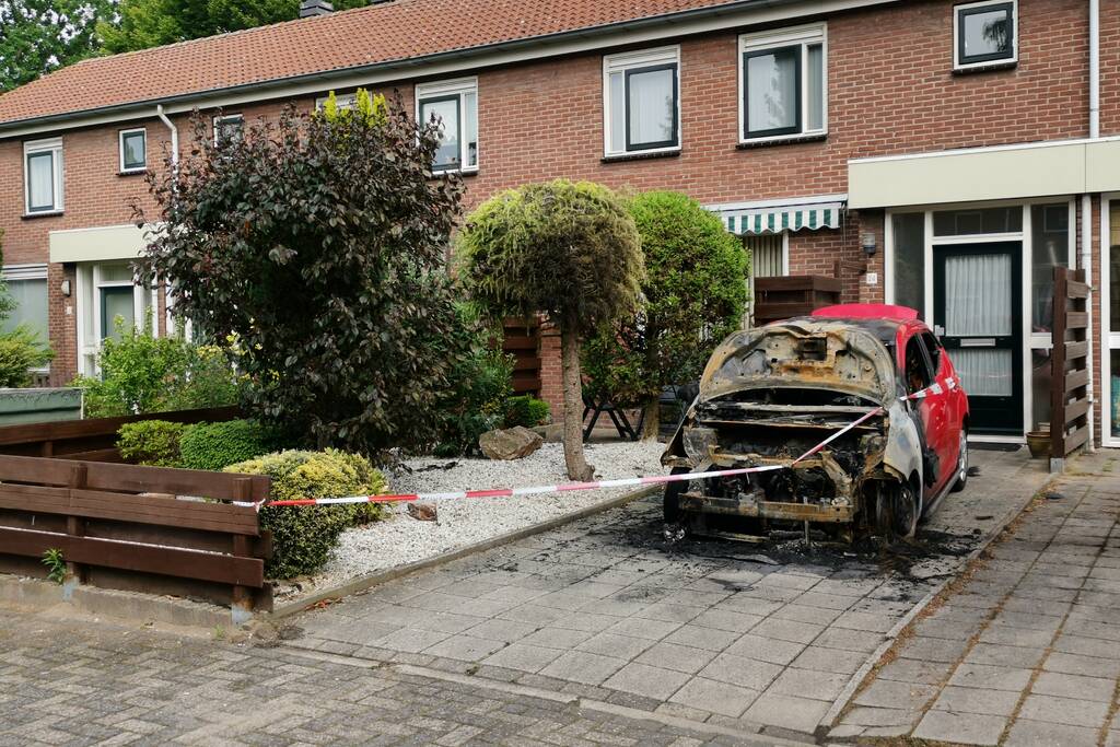 Geparkeerd auto op oprit verwoest door brand