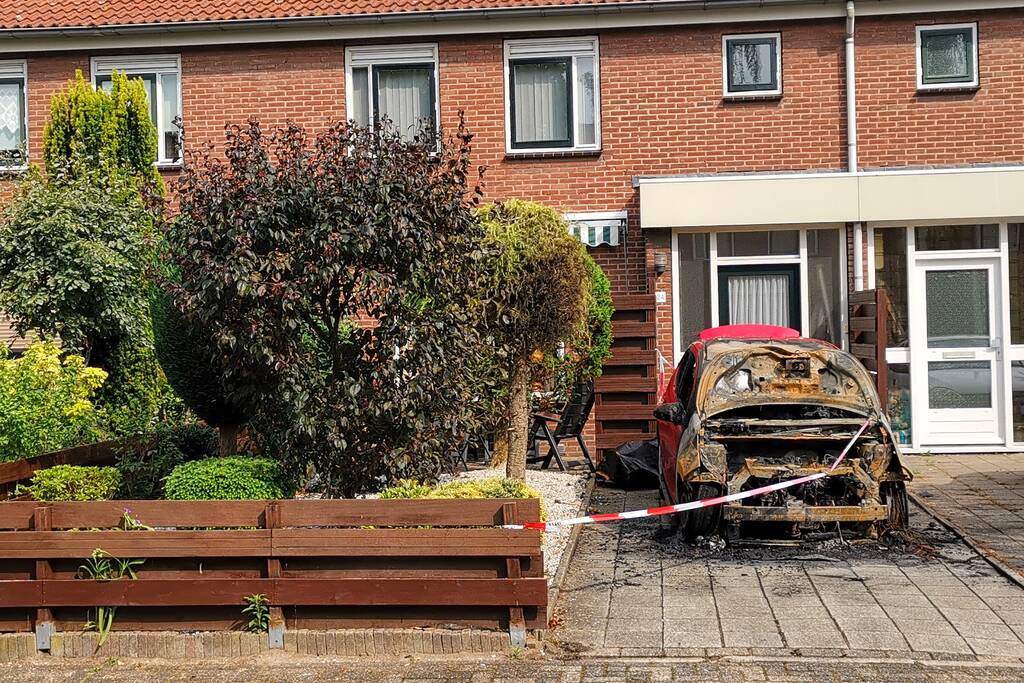 Geparkeerd auto op oprit verwoest door brand