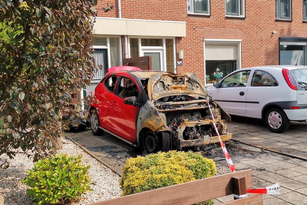 Geparkeerd auto op oprit verwoest door brand