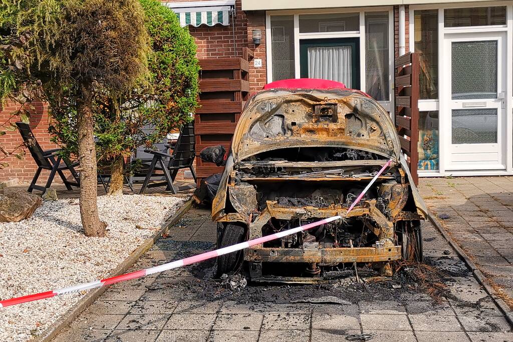 Geparkeerd auto op oprit verwoest door brand