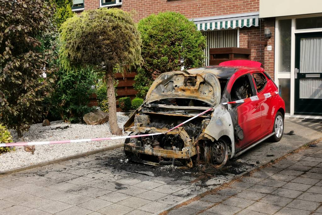 Geparkeerd auto op oprit verwoest door brand