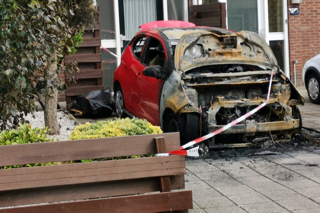 Geparkeerd auto op oprit verwoest door brand