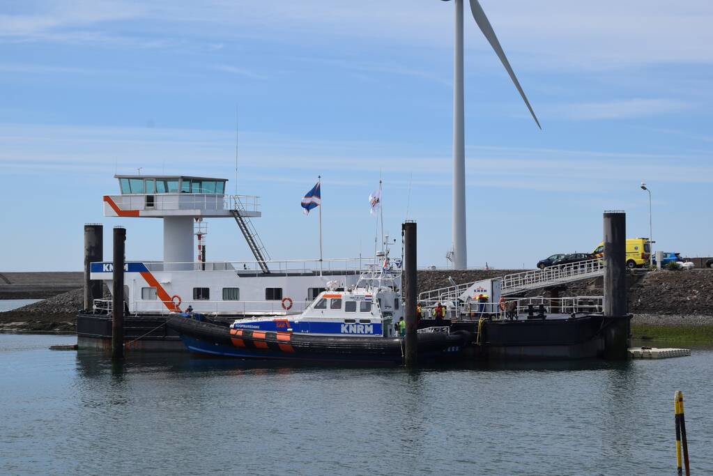 KNRM haalt gewonde van vissersboot