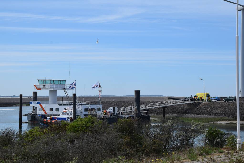 KNRM haalt gewonde van vissersboot