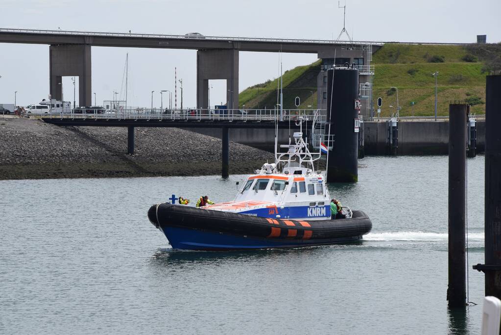 KNRM haalt gewonde van vissersboot