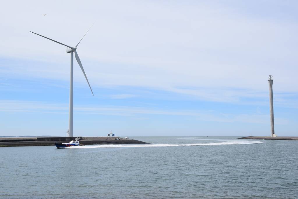 KNRM haalt gewonde van vissersboot