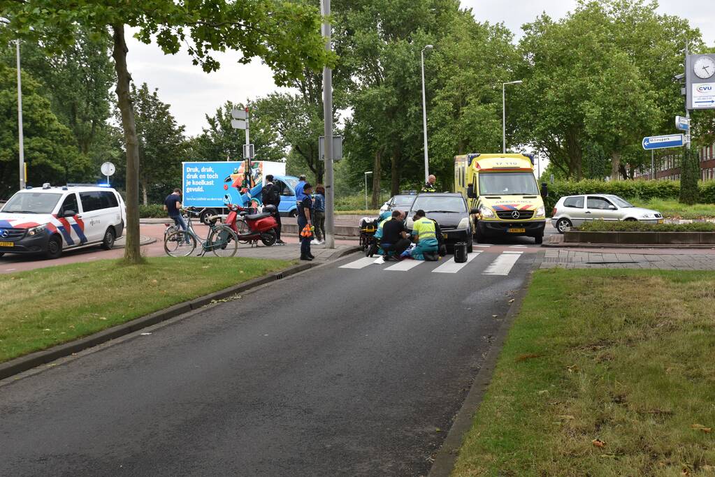 Fietsster gewond bij aanrijding met auto op rotonde