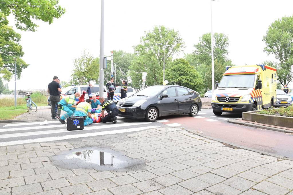 Fietsster gewond bij aanrijding met auto op rotonde