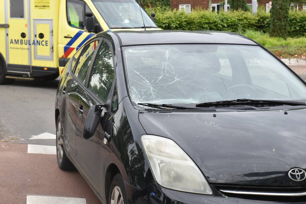 Fietsster gewond bij aanrijding met auto op rotonde