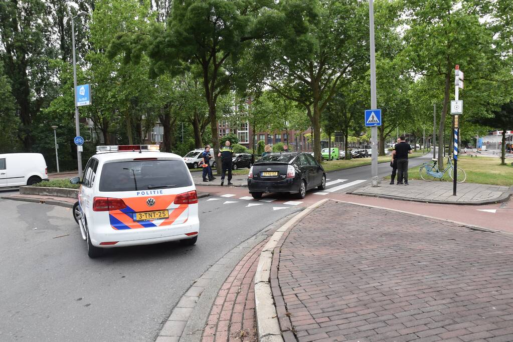 Fietsster gewond bij aanrijding met auto op rotonde
