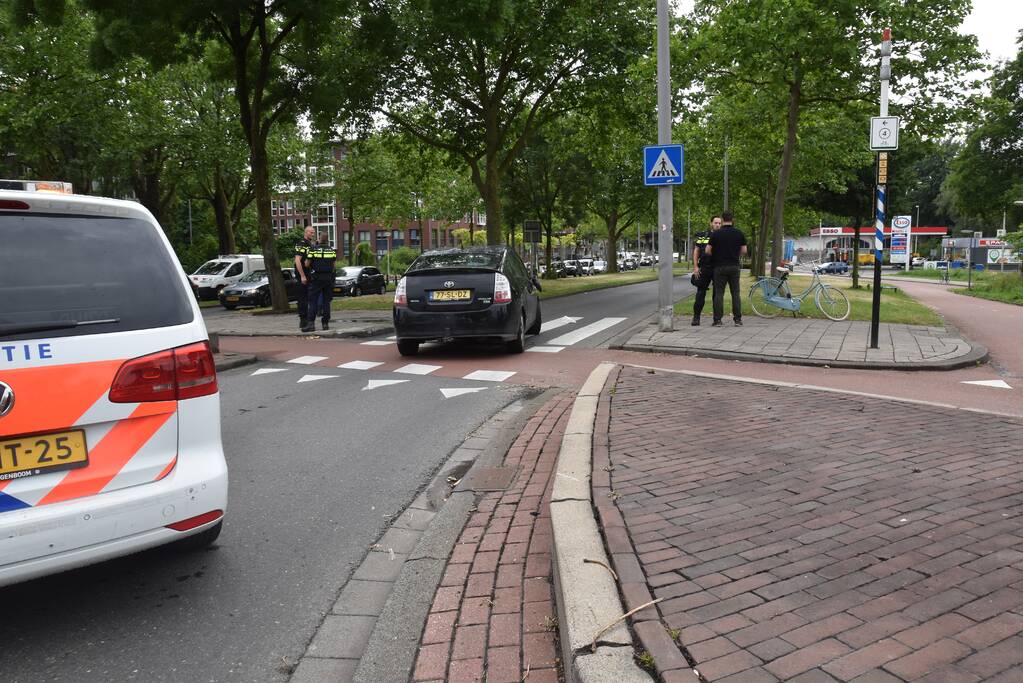 Fietsster gewond bij aanrijding met auto op rotonde