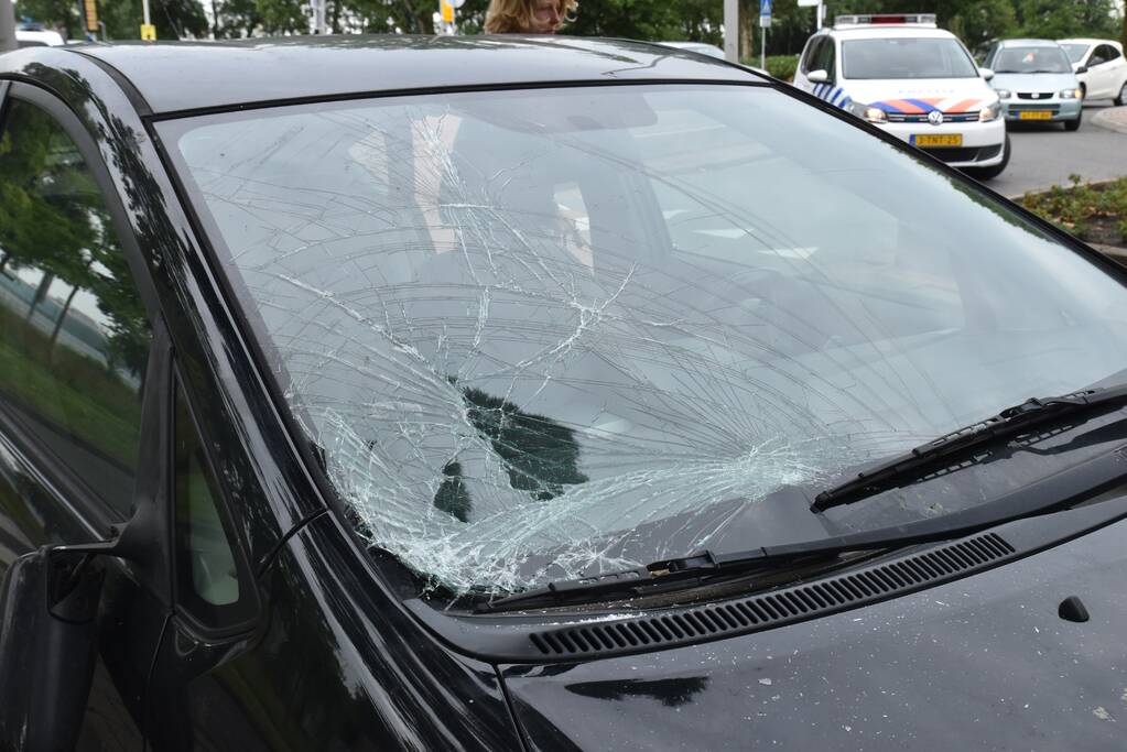 Fietsster gewond bij aanrijding met auto op rotonde