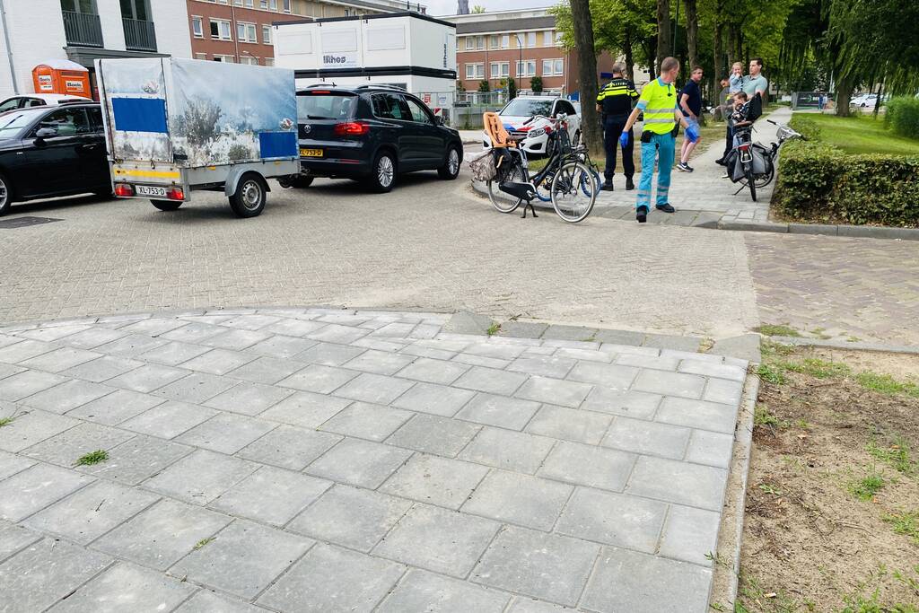 Kind op fiets aangereden door auto