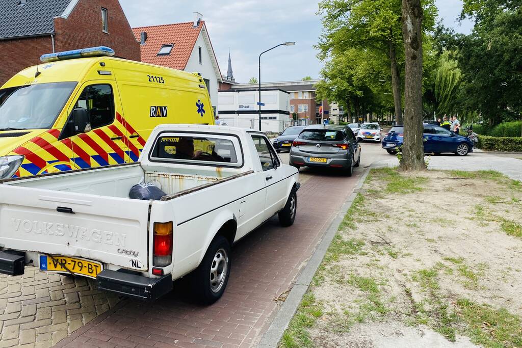 Kind op fiets aangereden door auto
