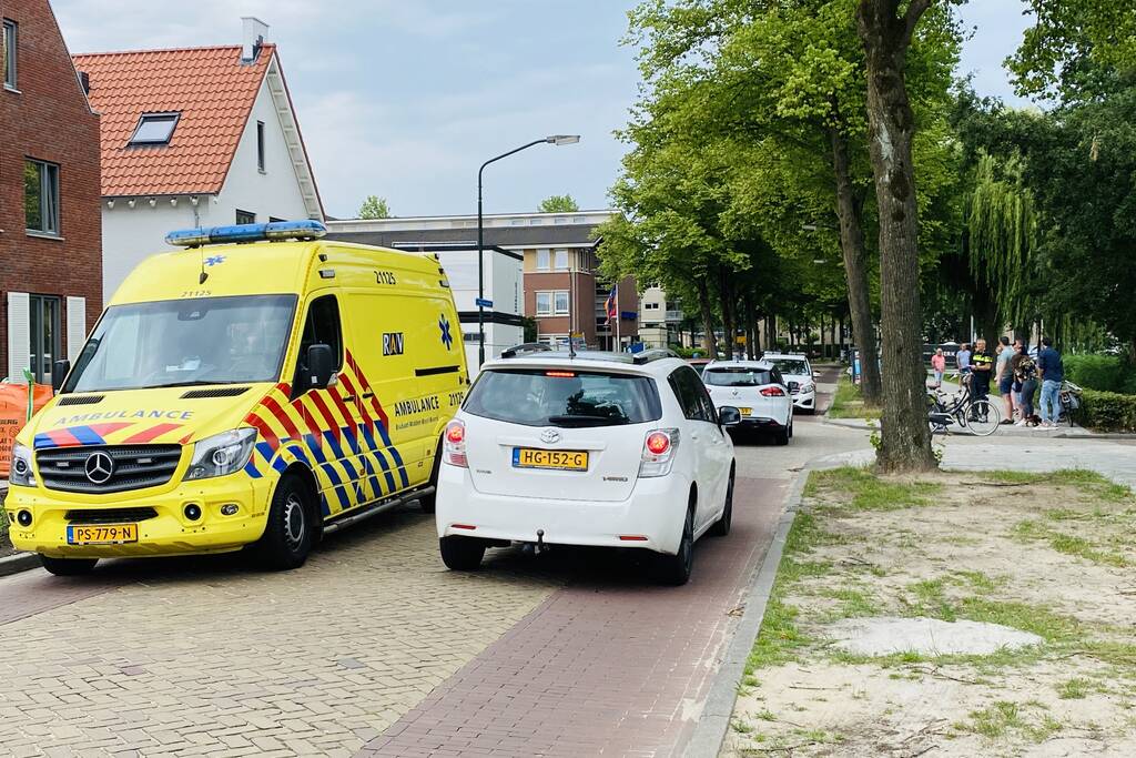 Kind op fiets aangereden door auto
