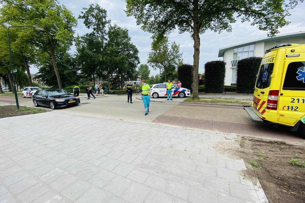 Kind op fiets aangereden door auto