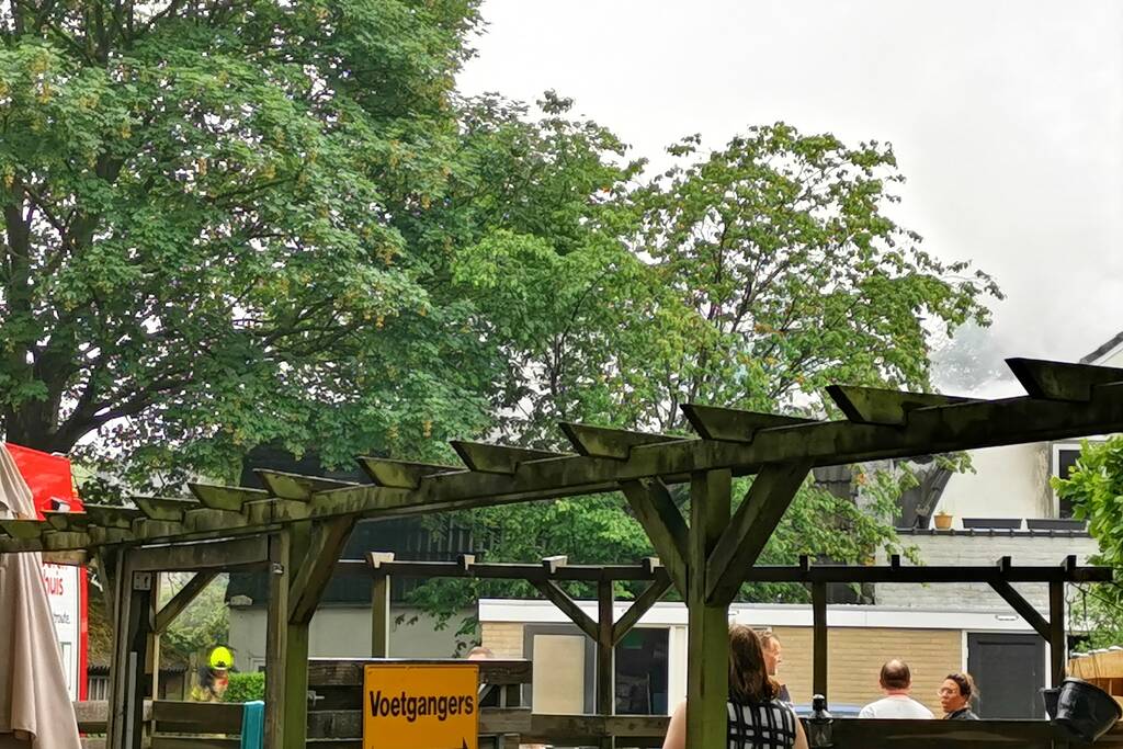 Zwaar gewonde bij heftige brand in woning