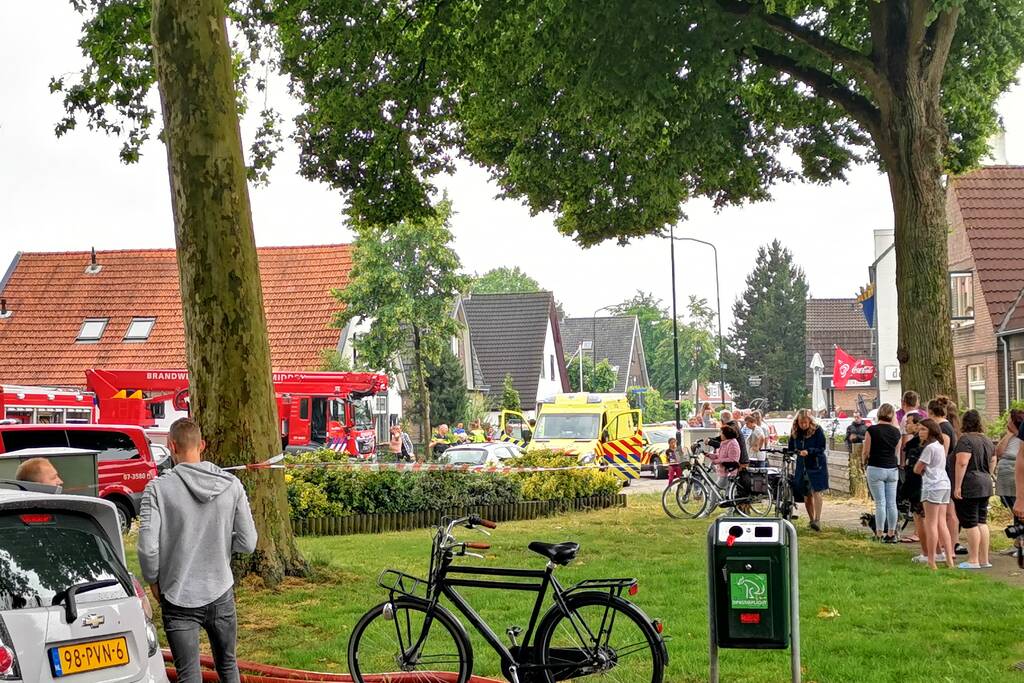 Zwaar gewonde bij heftige brand in woning