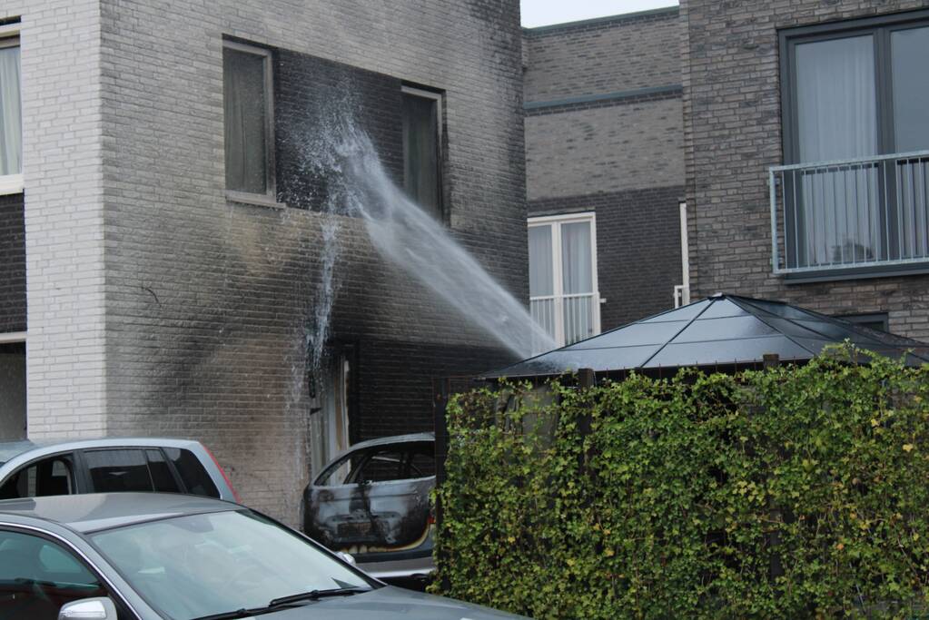 Woning beschadigd na verwoestende autobrand