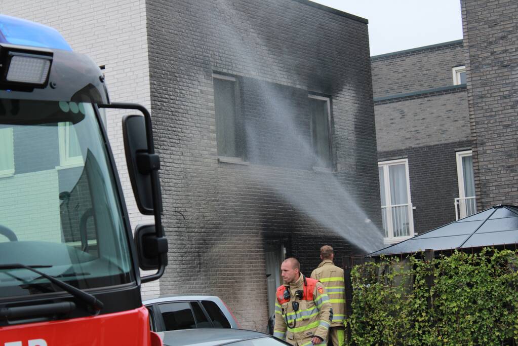 Woning beschadigd na verwoestende autobrand
