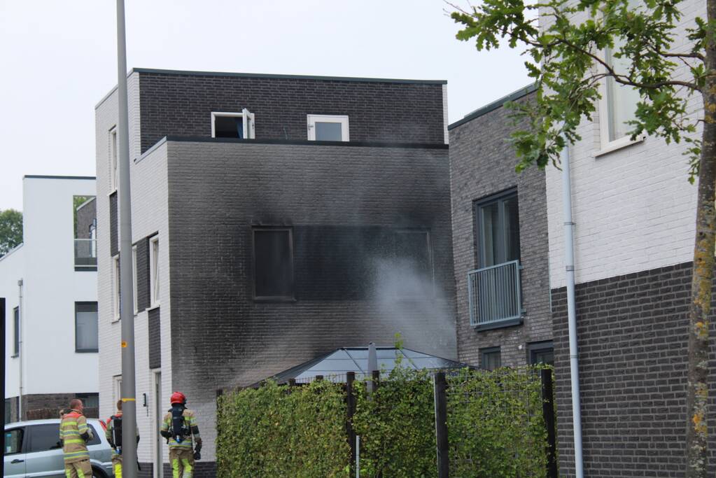Woning beschadigd na verwoestende autobrand