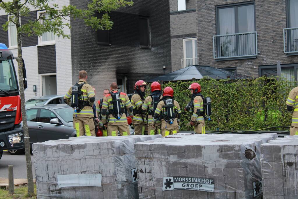 Woning beschadigd na verwoestende autobrand