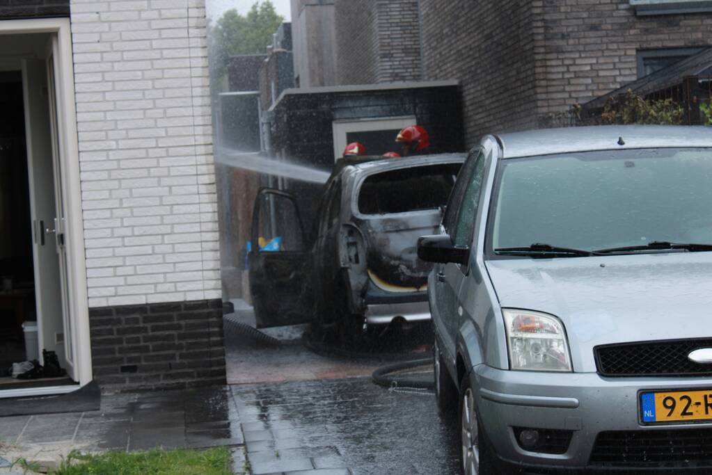 Woning beschadigd na verwoestende autobrand