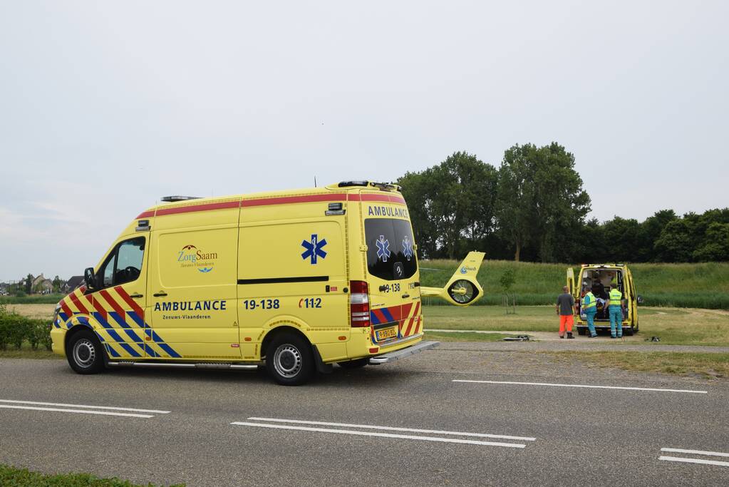 Overstekende voetganger geschept door auto