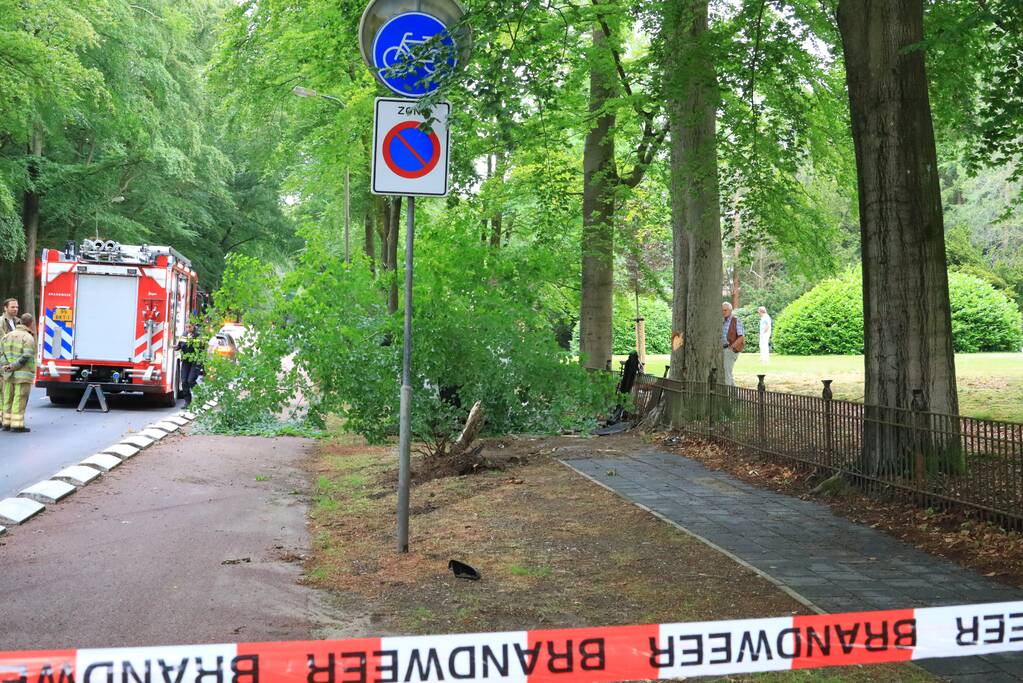 Auto crasht belandt op zijkant, bestuurder slaat op de vlucht