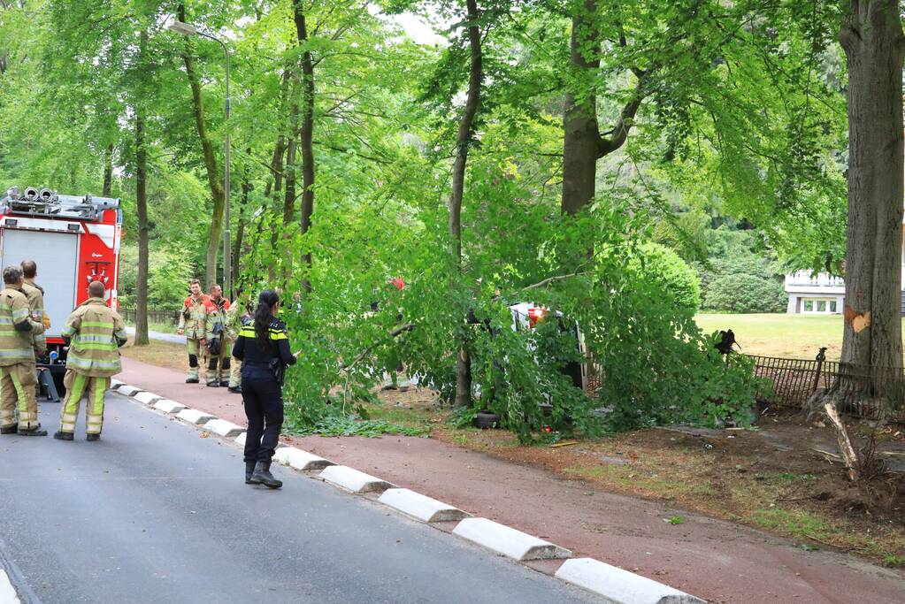 Auto crasht belandt op zijkant, bestuurder slaat op de vlucht