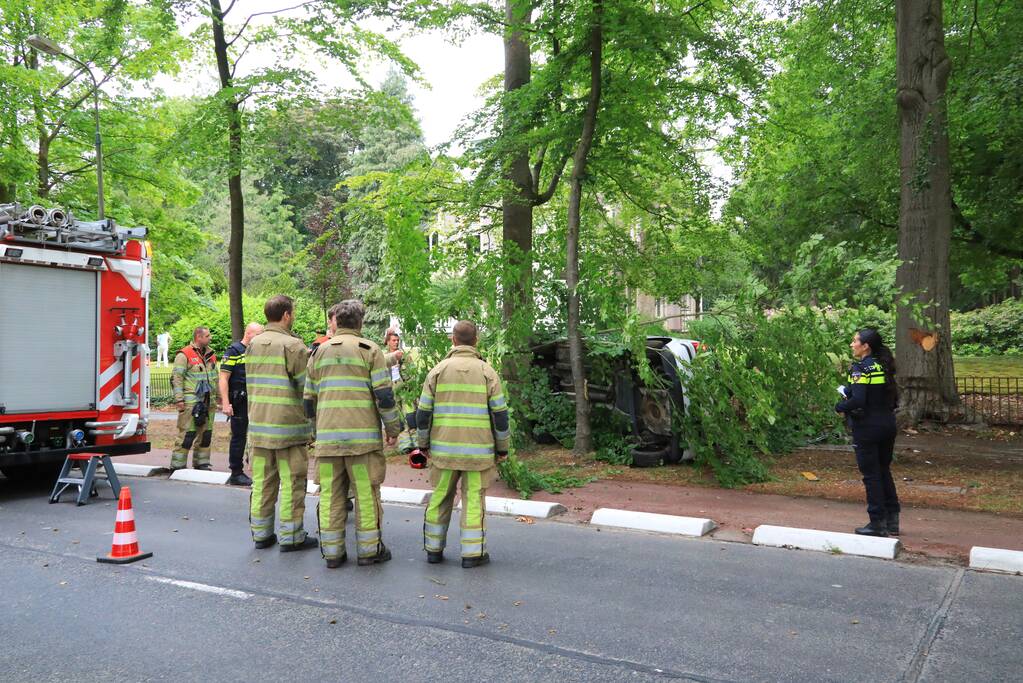 Auto crasht belandt op zijkant, bestuurder slaat op de vlucht