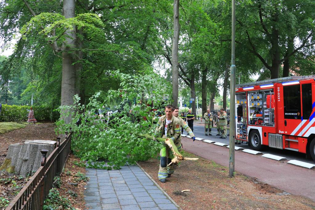 Auto crasht belandt op zijkant, bestuurder slaat op de vlucht