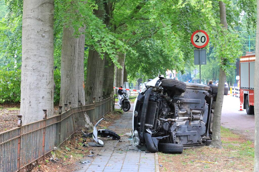 Auto crasht belandt op zijkant, bestuurder slaat op de vlucht