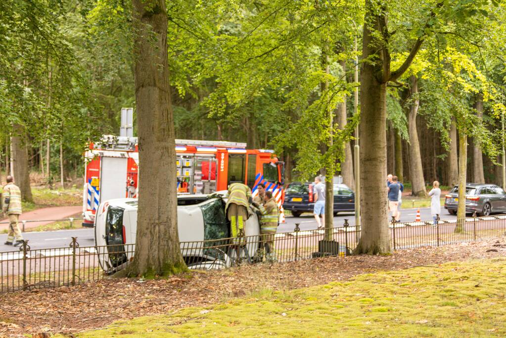 Auto crasht belandt op zijkant, bestuurder slaat op de vlucht