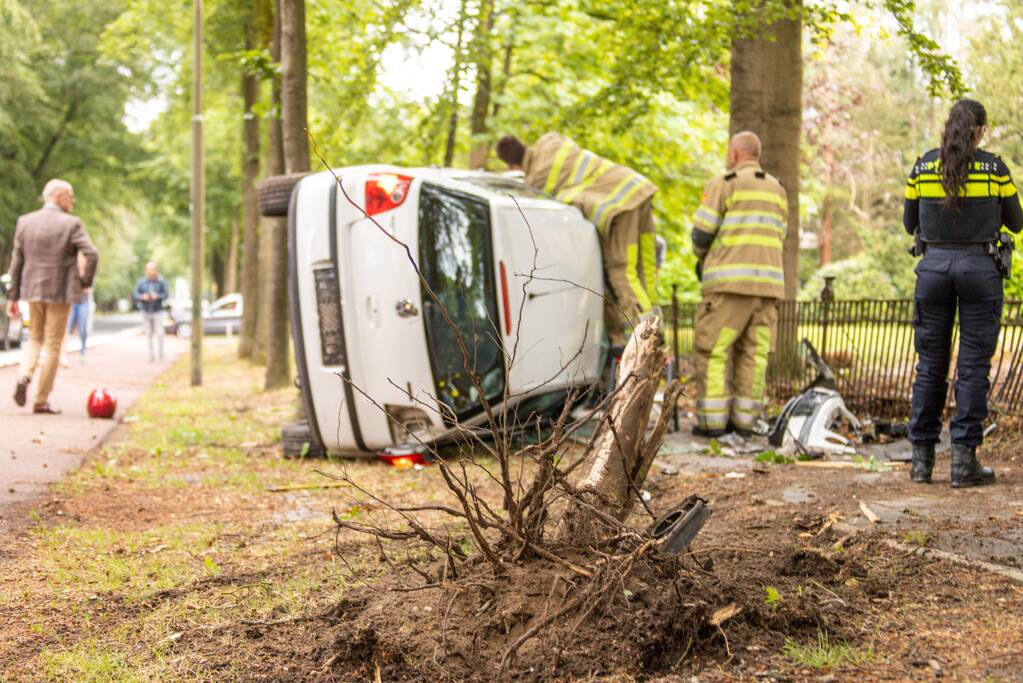 Auto crasht belandt op zijkant, bestuurder slaat op de vlucht